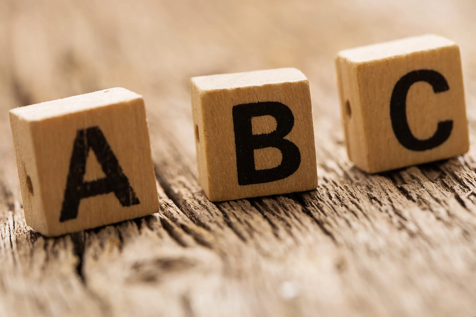 Lexique Trois cubes en bois avec les lettres A B C
