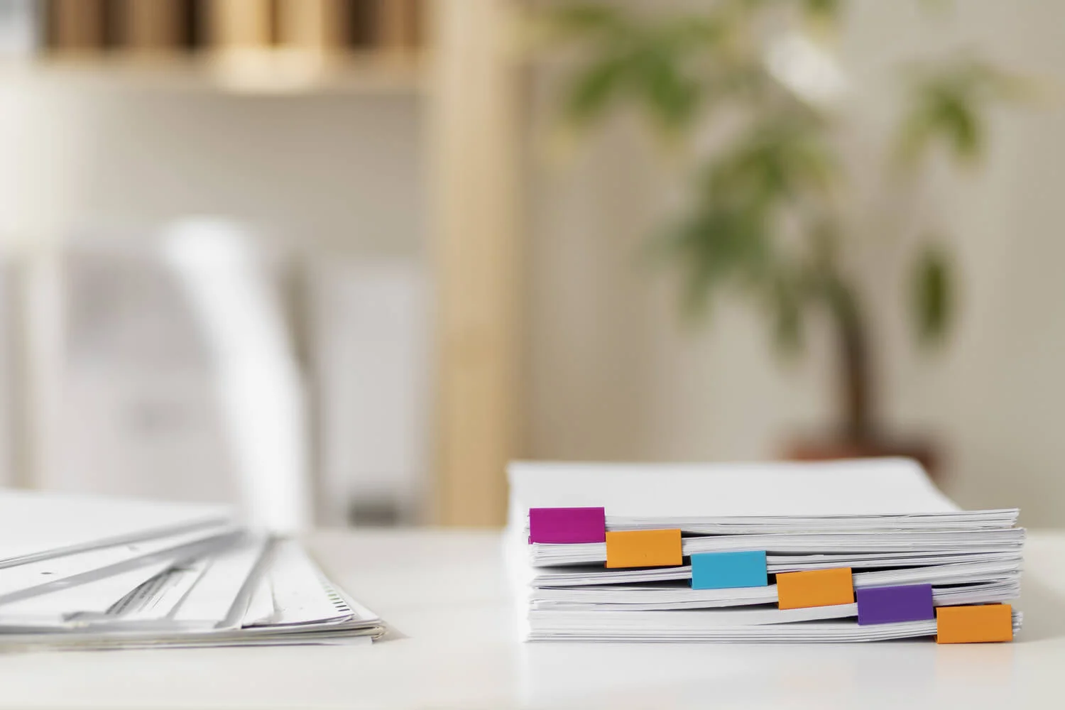 Pile de documents sur une table avec des pinces notes